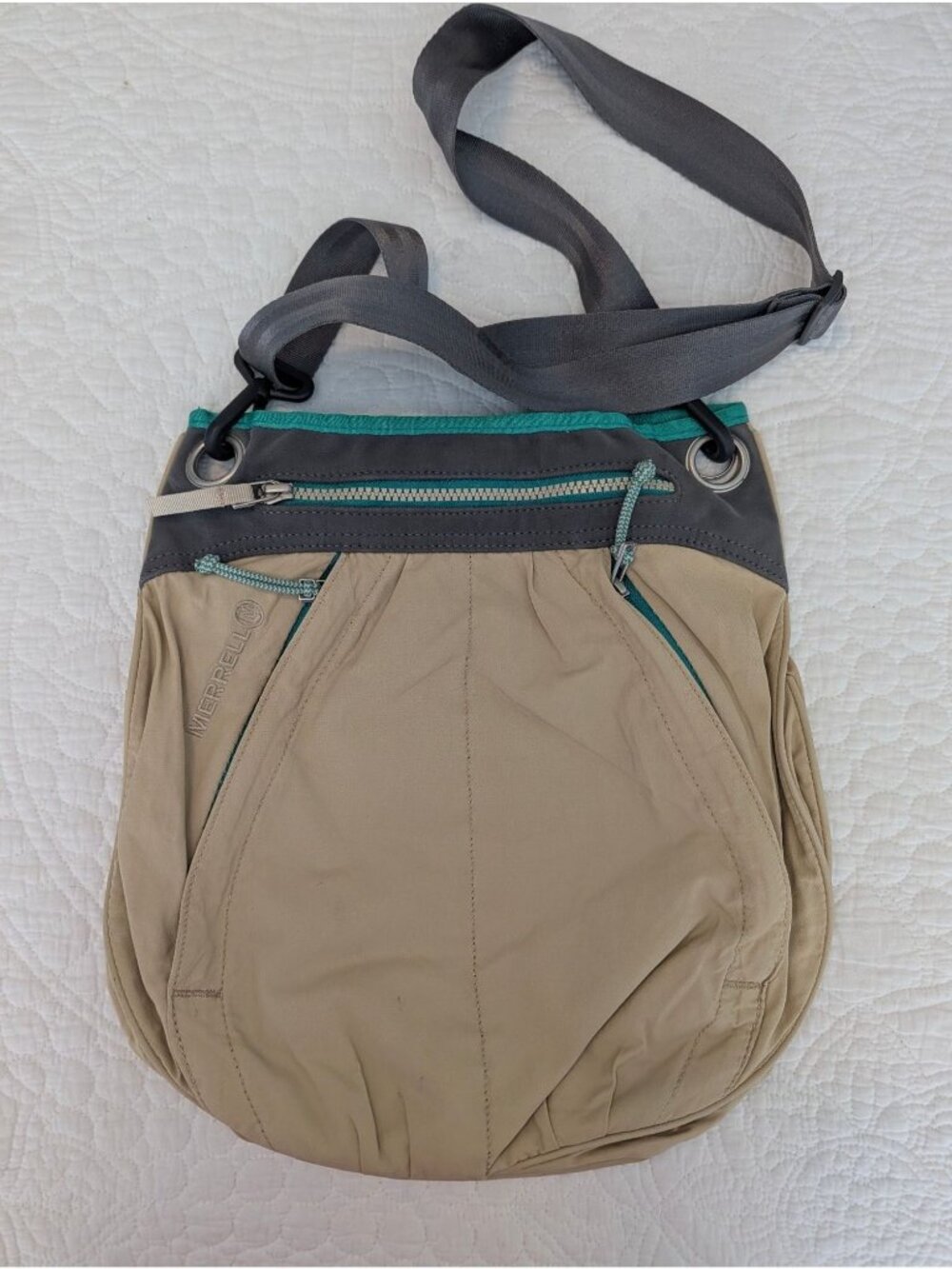 Merrell Beige & Gray Shoulder Bag With Adjustable Strap & Zipper Pockets - Light